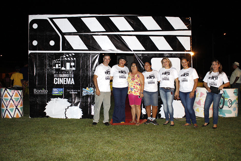 Cinema ao ar livre encanta moradores do jardim Bom Viver