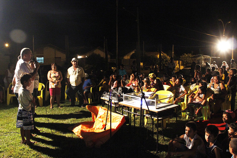 Cinema ao ar livre encanta moradores do jardim Bom Viver
