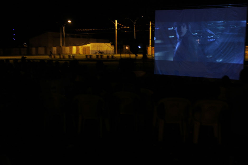 Cinema ao ar livre encanta moradores do jardim Bom Viver