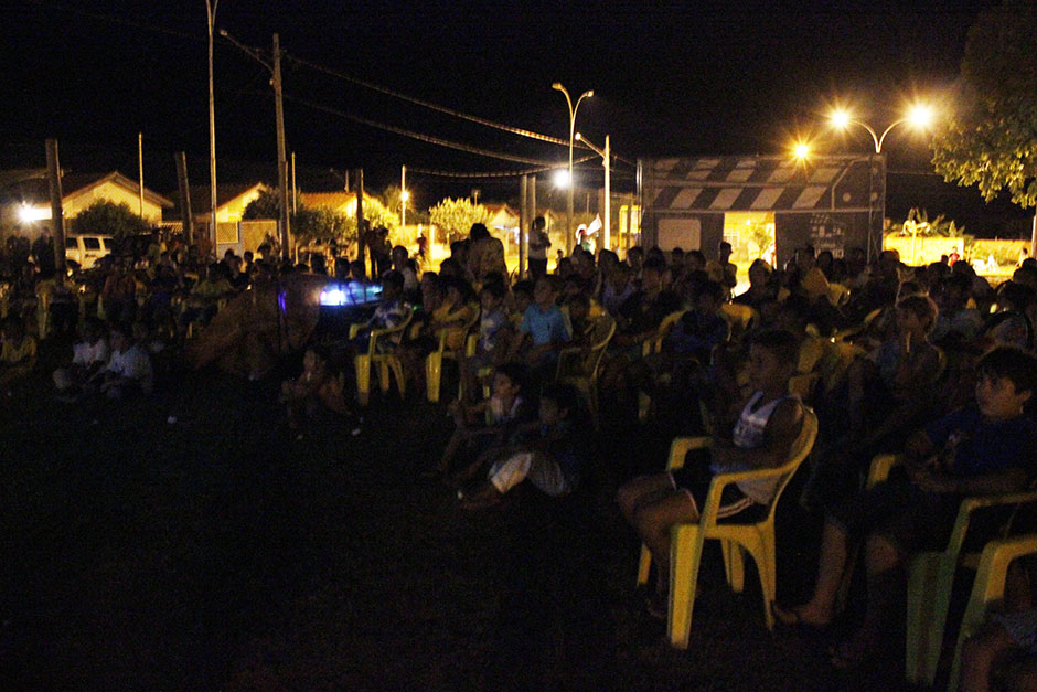 Cinema ao ar livre encanta moradores do jardim Bom Viver