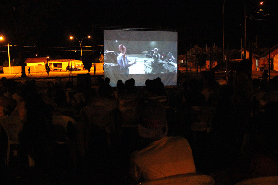 Cinema ao ar livre encanta moradores do jardim Bom Viver