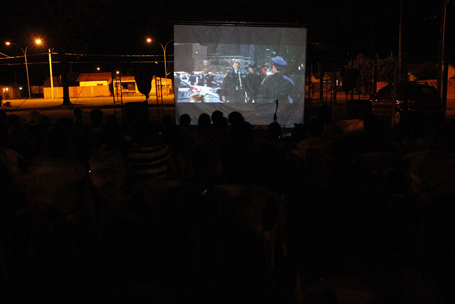 Cinema ao ar livre encanta moradores do jardim Bom Viver
