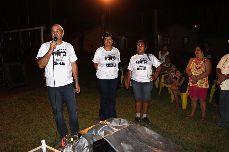 Cinema ao ar livre encanta moradores do jardim Bom Viver