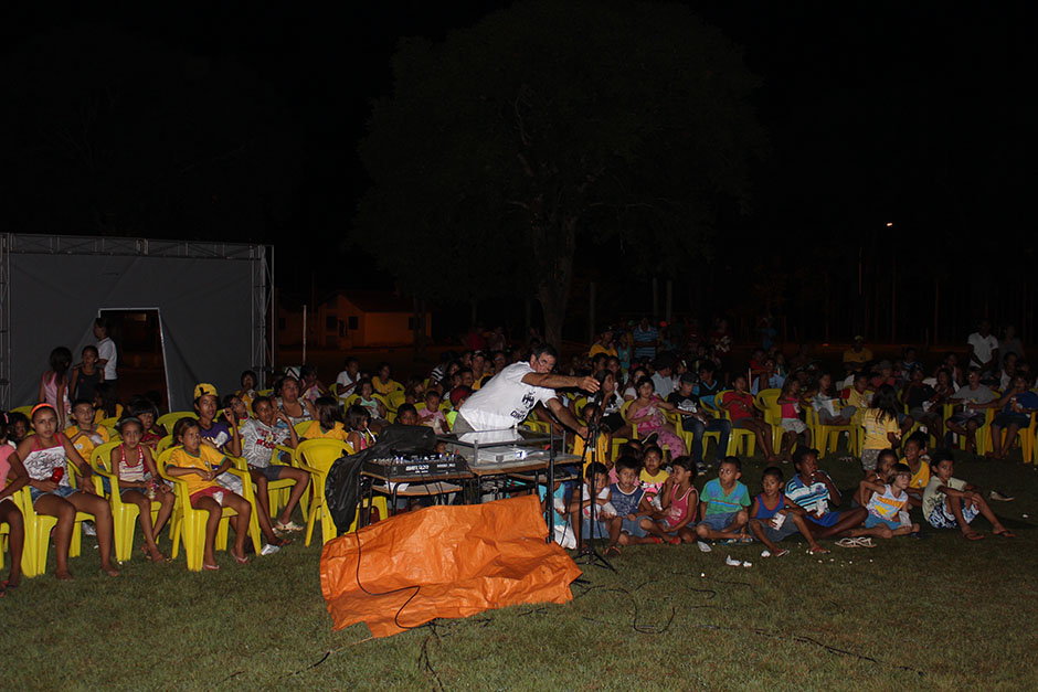 Cinema ao ar livre encanta moradores do jardim Bom Viver
