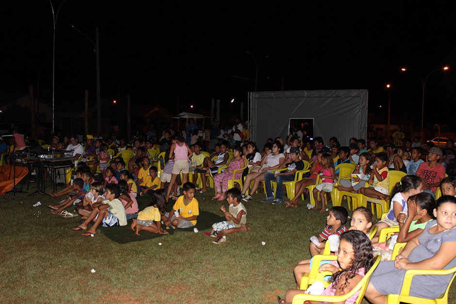 Cinema ao ar livre encanta moradores do jardim Bom Viver