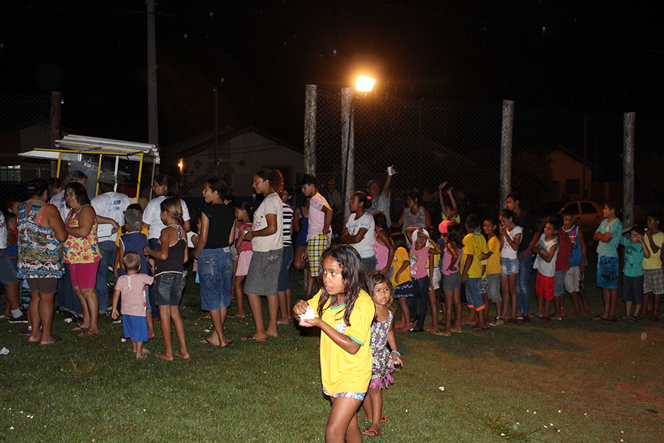 Cinema ao ar livre encanta moradores do jardim Bom Viver