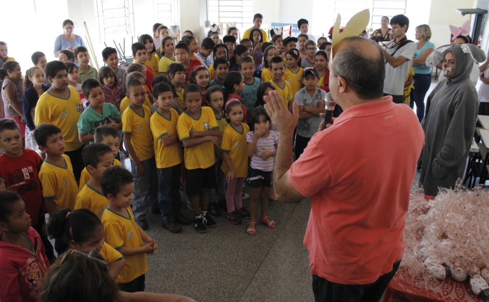 Crianças da rede municipal de ensino recebem ovos de páscoa