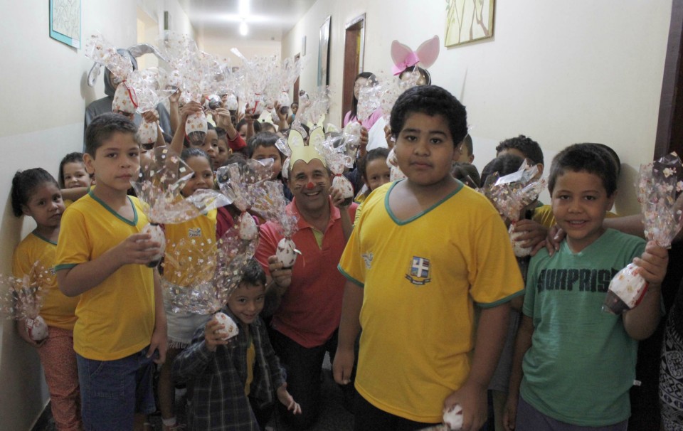 Crianças da rede municipal de ensino recebem ovos de páscoa