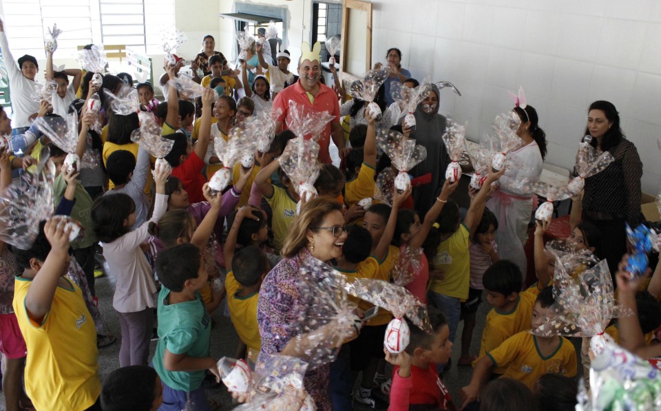 Crianças da rede municipal de ensino recebem ovos de páscoa