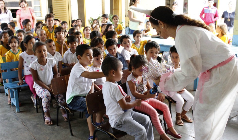 Crianças da rede municipal de ensino recebem ovos de páscoa
