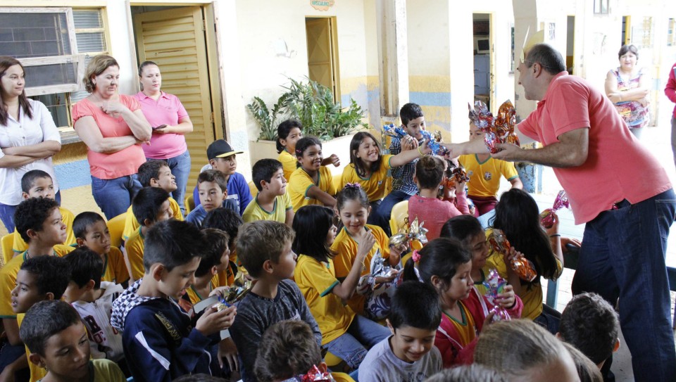 Crianças da rede municipal de ensino recebem ovos de páscoa