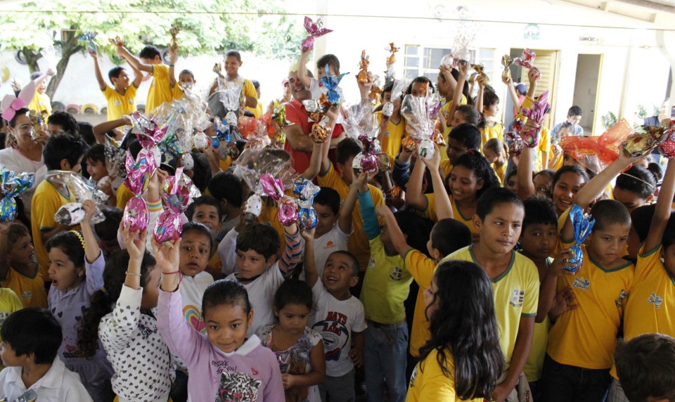 Crianças da rede municipal de ensino recebem ovos de páscoa