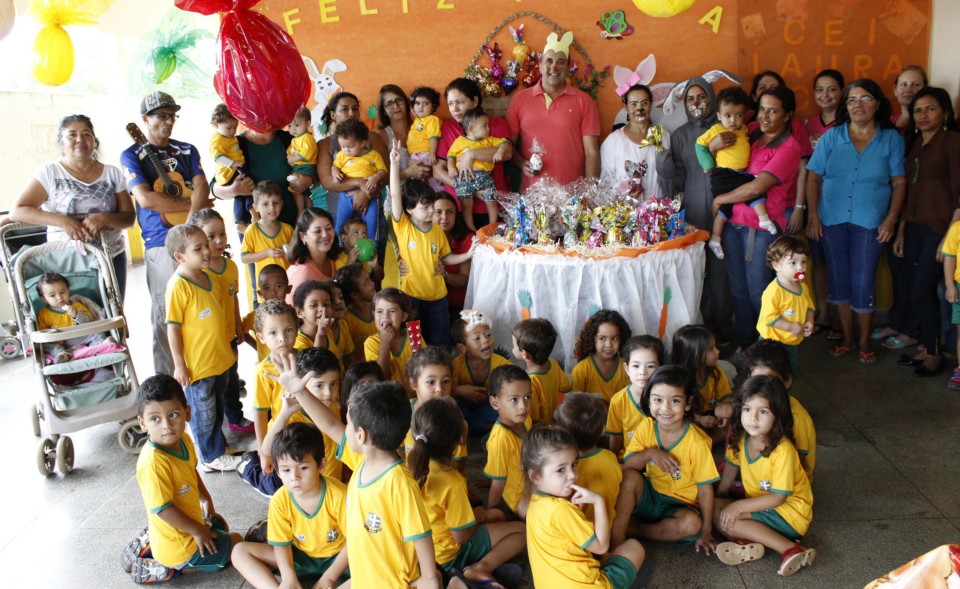 Crianças da rede municipal de ensino recebem ovos de páscoa