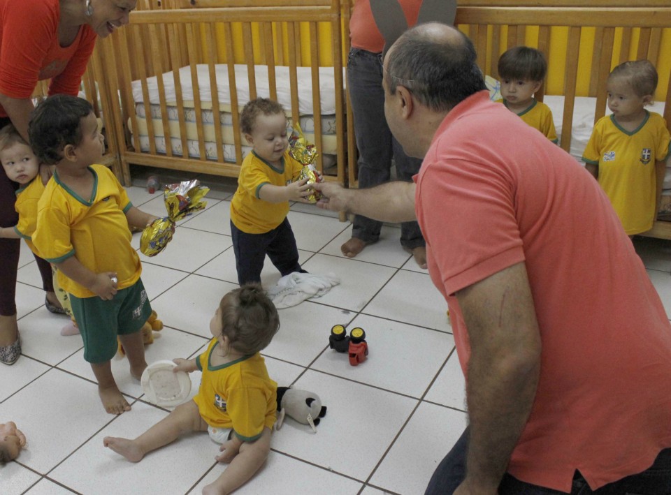 Crianças da rede municipal de ensino recebem ovos de páscoa