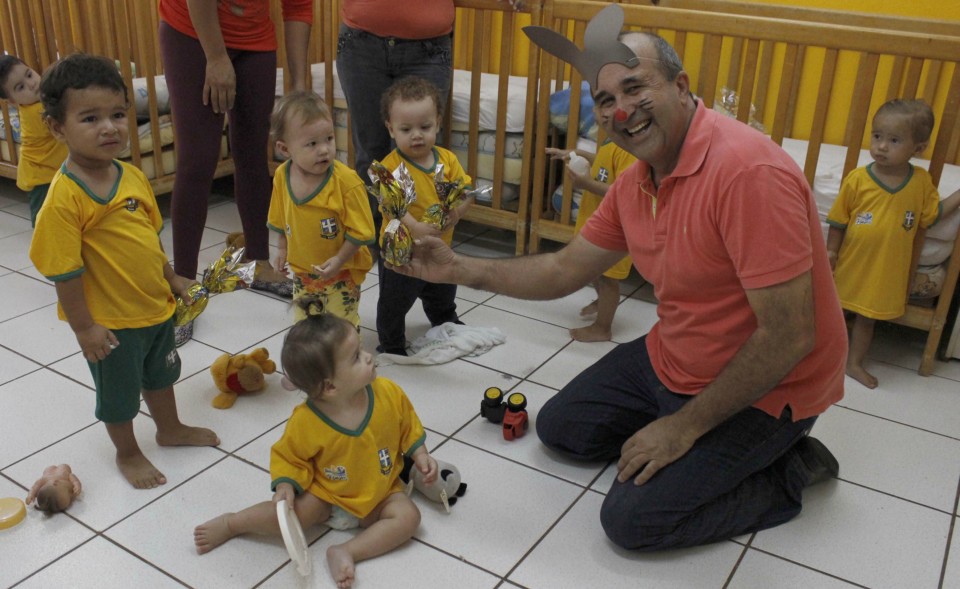 Crianças da rede municipal de ensino recebem ovos de páscoa
