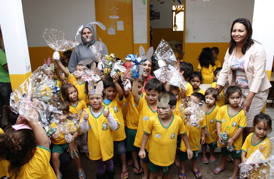 Crianças da rede municipal de ensino recebem ovos de páscoa