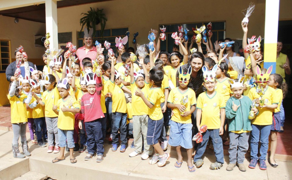 Crianças da rede municipal de ensino recebem ovos de páscoa