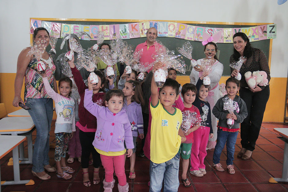 Confira as fotos da Entrega dos Ovos de Páscoa na Rede Municipal de Ensino