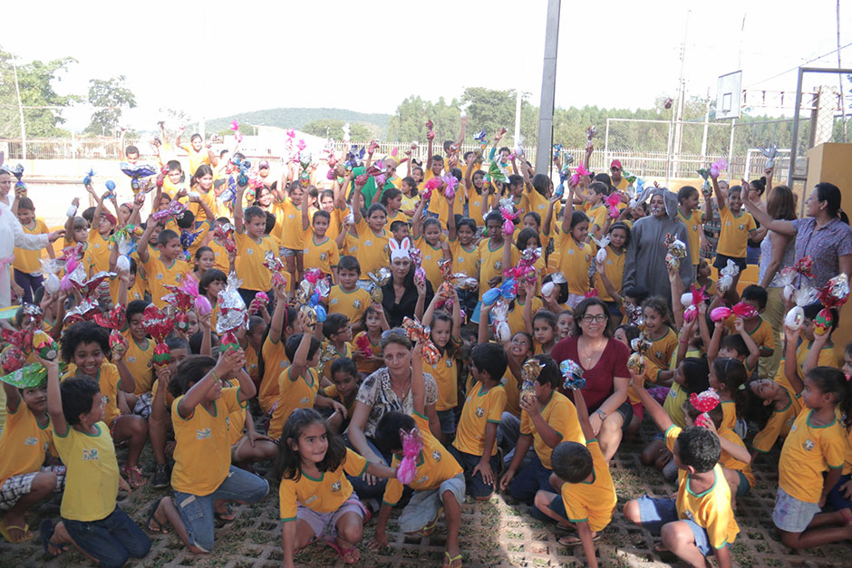 Confira as fotos da Entrega dos Ovos de Páscoa na Rede Municipal de Ensino