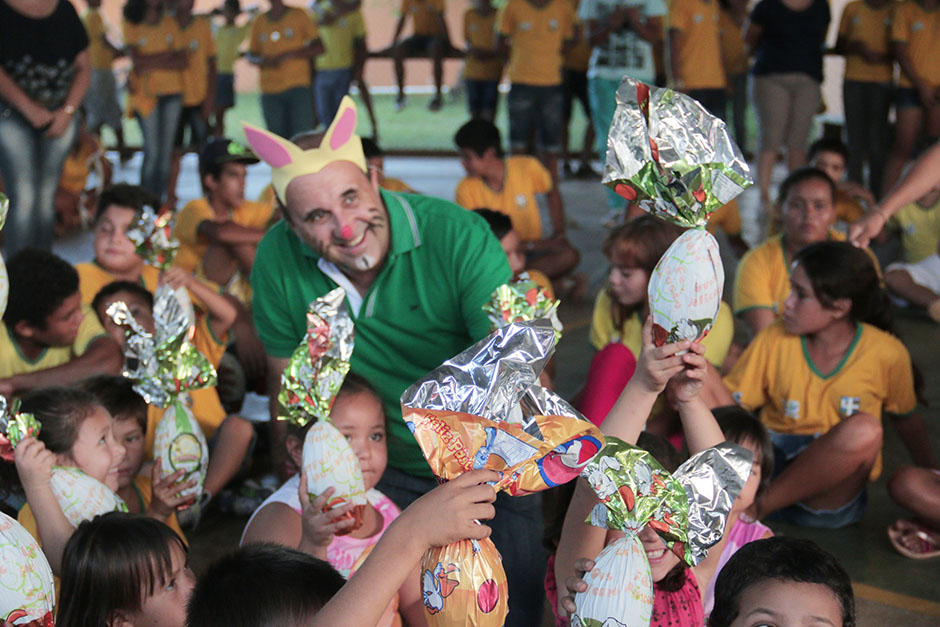 Confira as fotos da Entrega dos Ovos de Páscoa na Rede Municipal de Ensino
