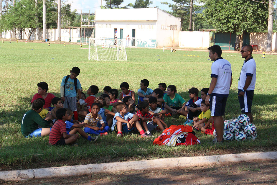 Escolinha de futebol ensina a arte dos campos gratuitamente em Bonito