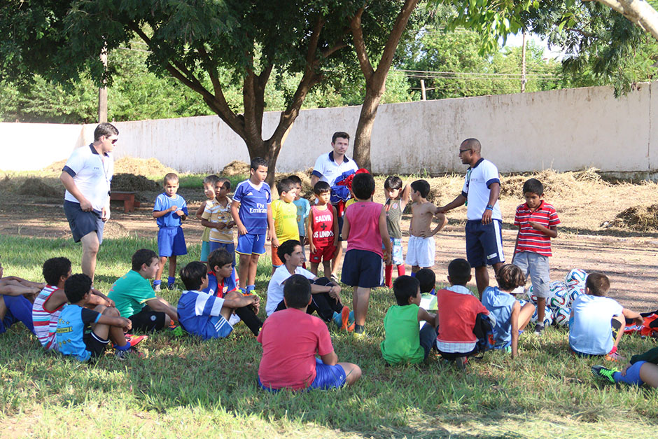 Escolinha de futebol ensina a arte dos campos gratuitamente em Bonito