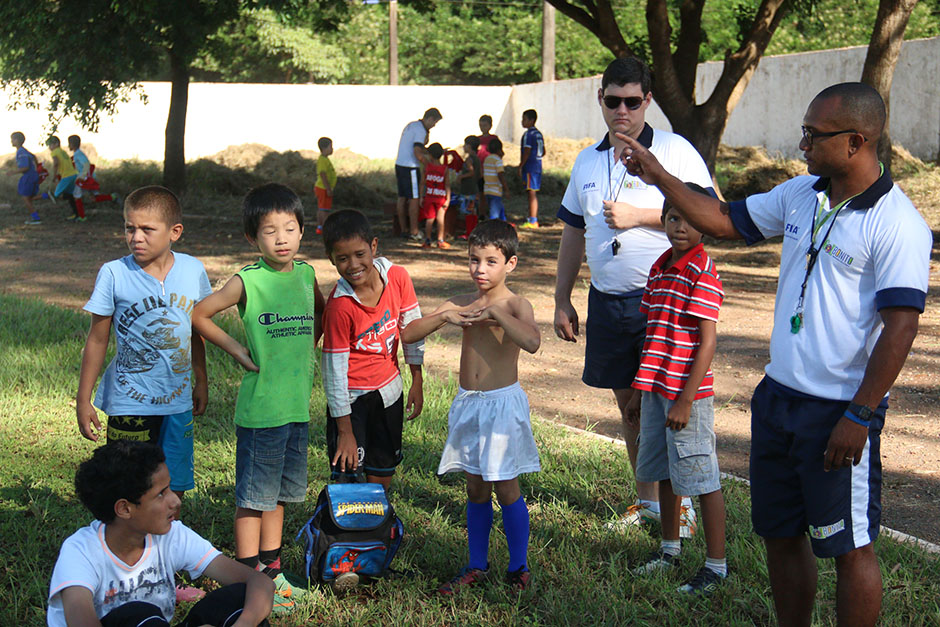 Escolinha de futebol ensina a arte dos campos gratuitamente em Bonito