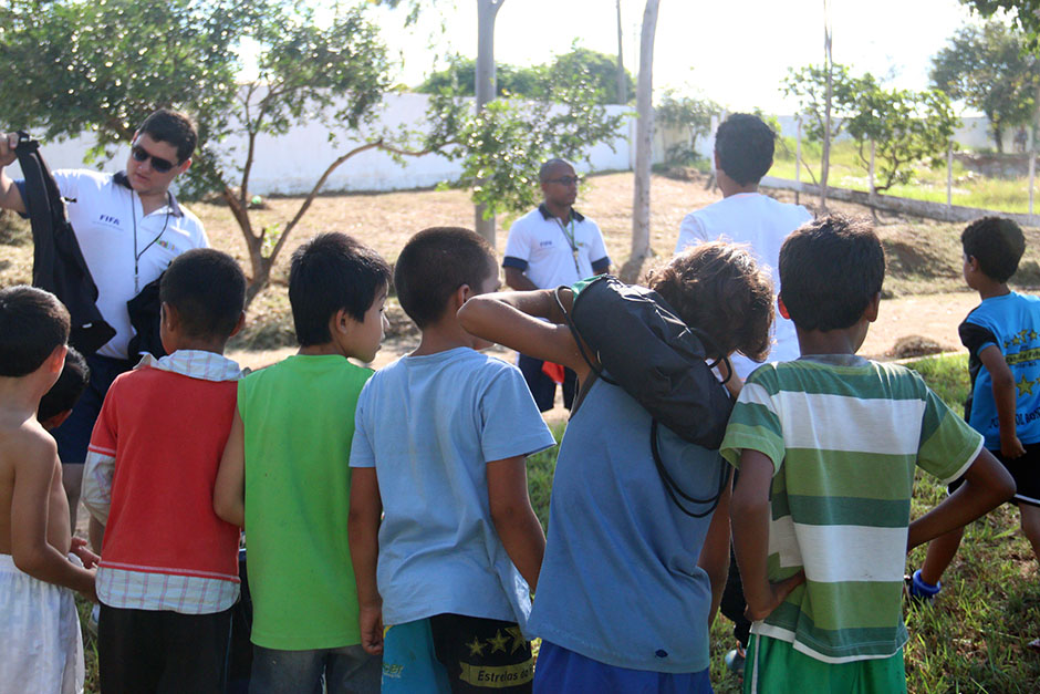 Escolinha de futebol ensina a arte dos campos gratuitamente em Bonito