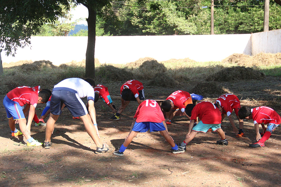 Escolinha de futebol ensina a arte dos campos gratuitamente em Bonito