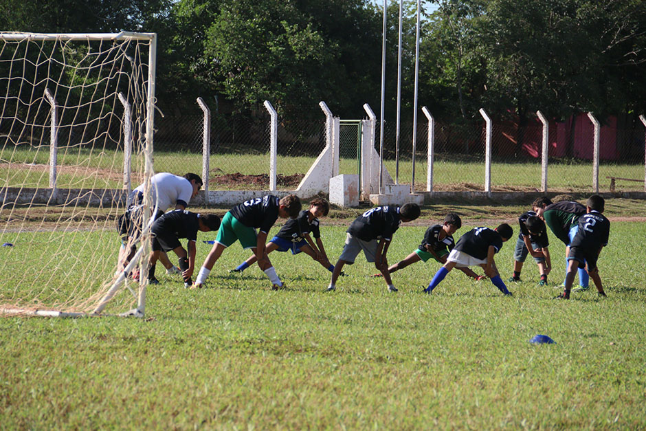 Escolinha de futebol ensina a arte dos campos gratuitamente em Bonito