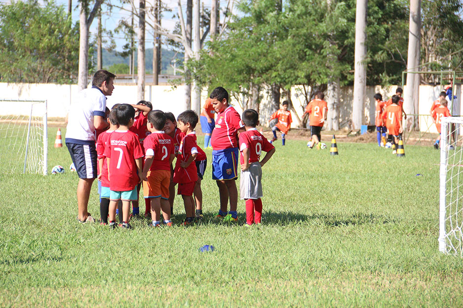 Escolinha de futebol ensina a arte dos campos gratuitamente em Bonito