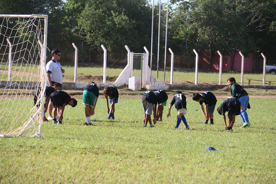 Escolinha de futebol ensina a arte dos campos gratuitamente em Bonito