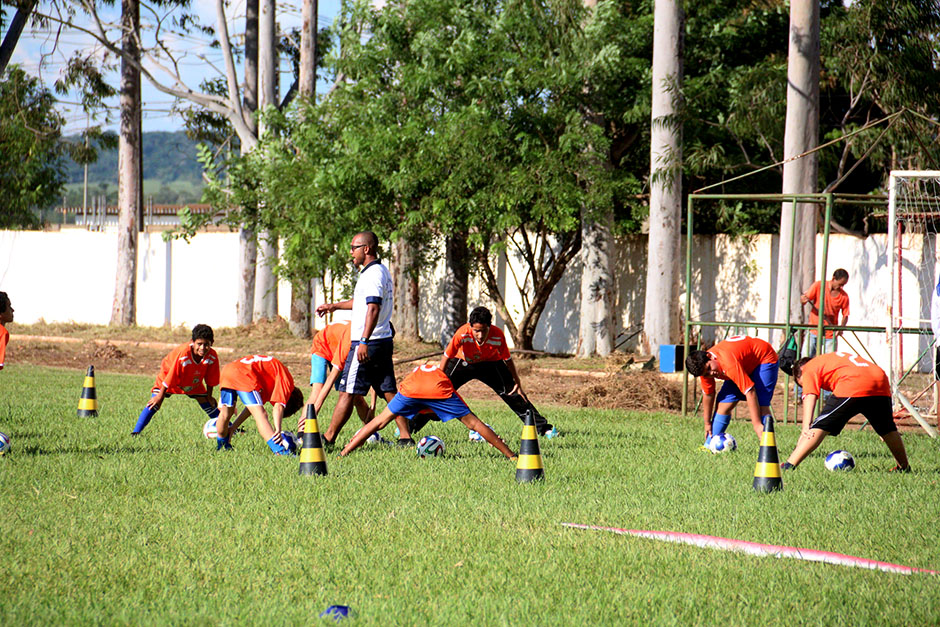 Escolinha de futebol ensina a arte dos campos gratuitamente em Bonito