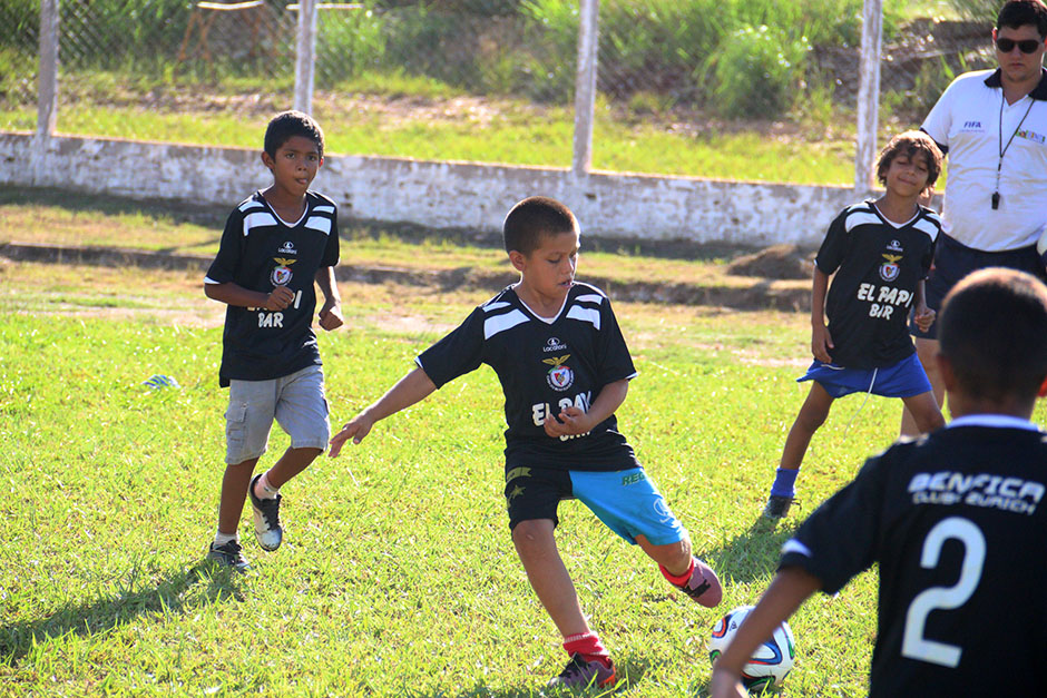 Escolinha de futebol ensina a arte dos campos gratuitamente em Bonito