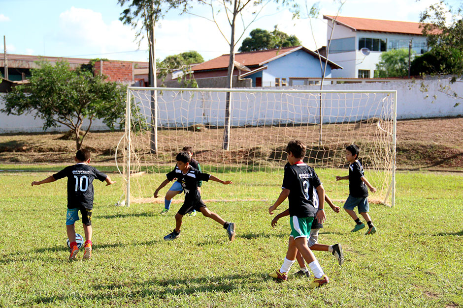 Escolinha de futebol ensina a arte dos campos gratuitamente em Bonito