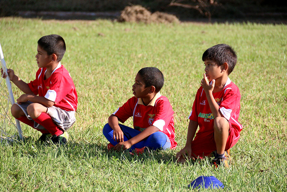 Escolinha de futebol ensina a arte dos campos gratuitamente em Bonito