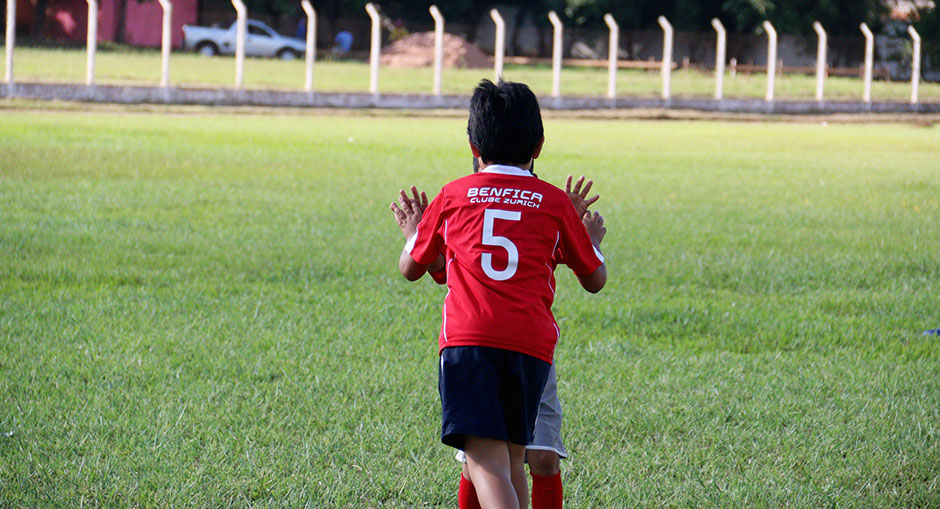 Escolinha de futebol ensina a arte dos campos gratuitamente em Bonito