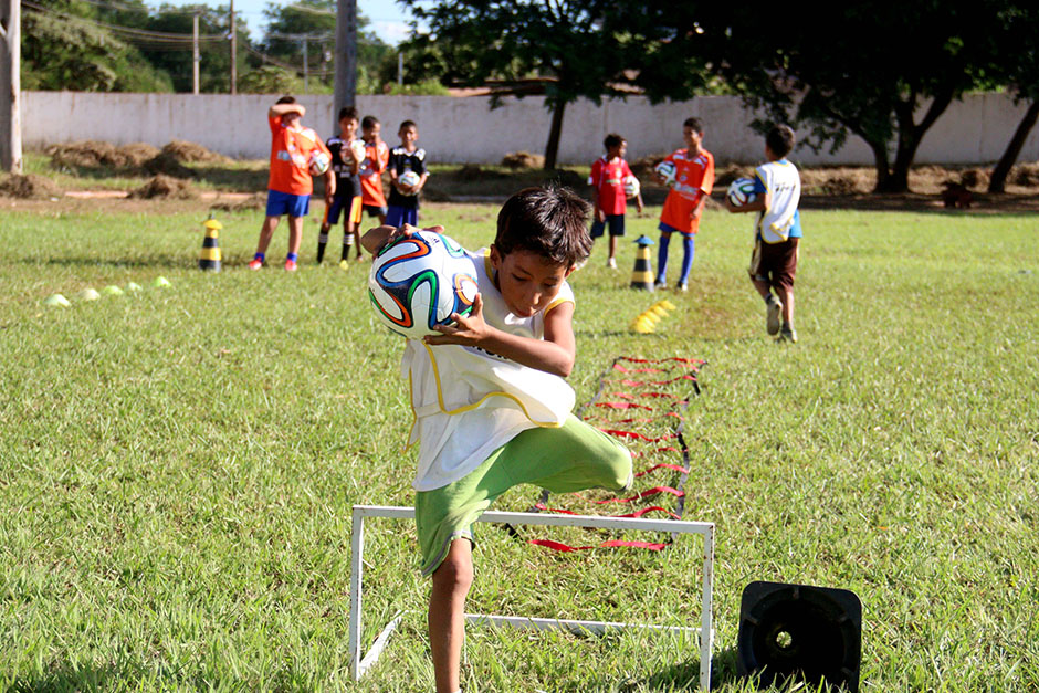 Escolinha de futebol ensina a arte dos campos gratuitamente em Bonito