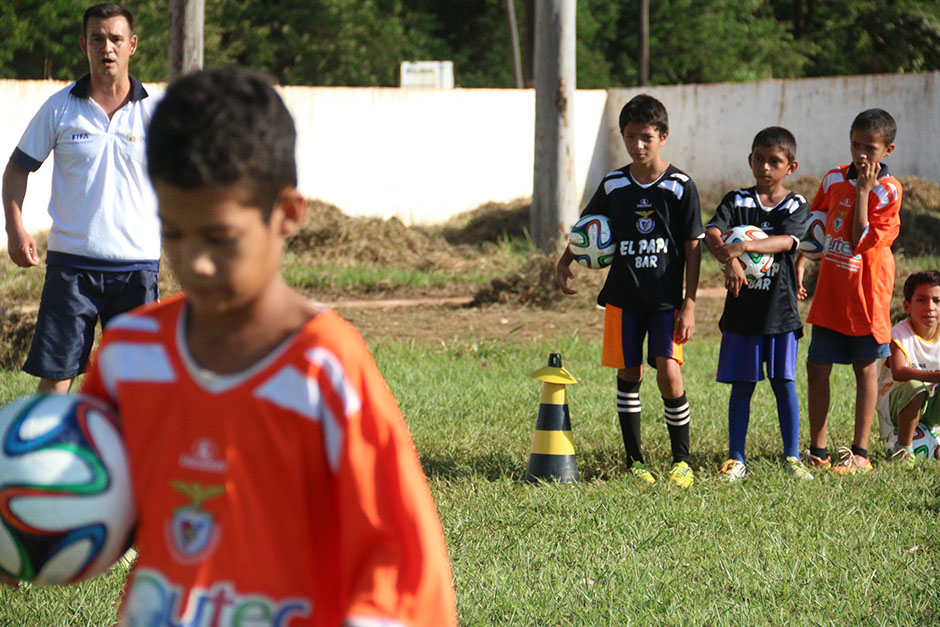 Escolinha de futebol ensina a arte dos campos gratuitamente em Bonito