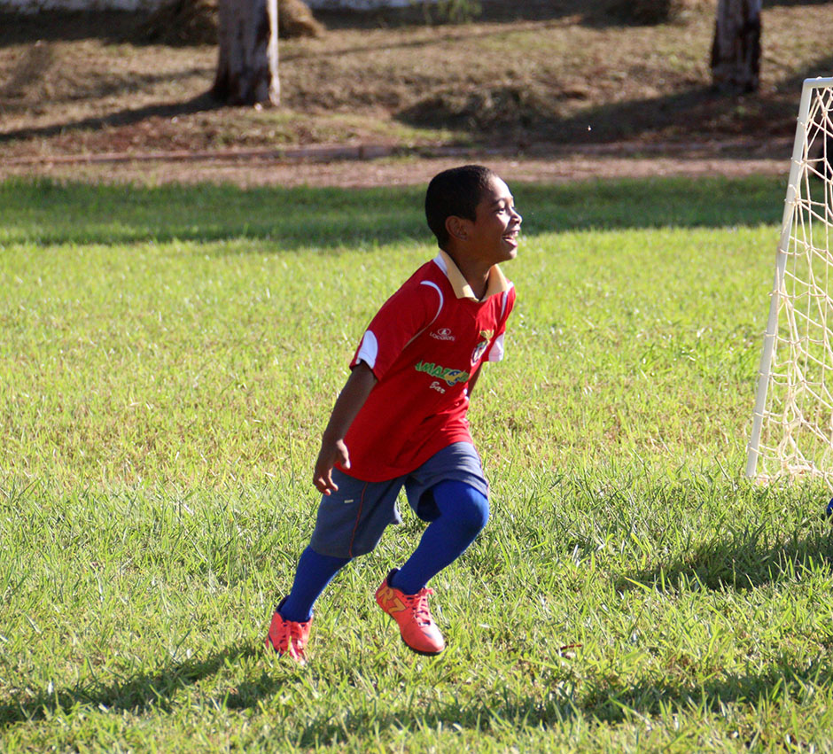 Escolinha de futebol ensina a arte dos campos gratuitamente em Bonito