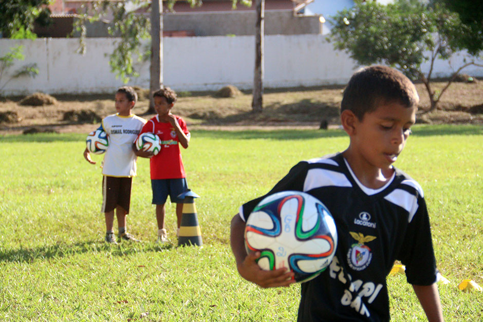 Escolinha de futebol ensina a arte dos campos gratuitamente em Bonito