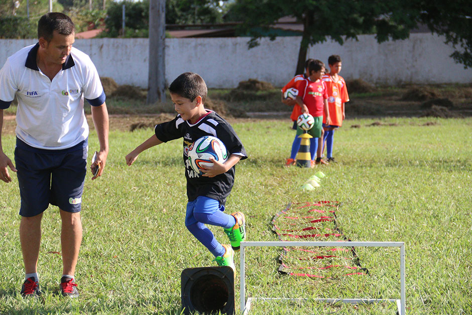 Escolinha de futebol ensina a arte dos campos gratuitamente em Bonito