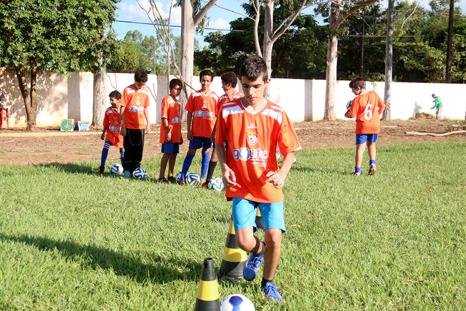 Escolinha de futebol ensina a arte dos campos gratuitamente em Bonito