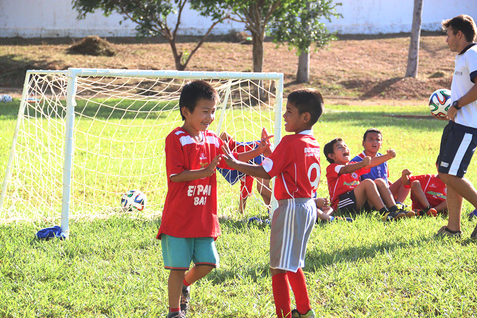 Escolinha de futebol ensina a arte dos campos gratuitamente em Bonito