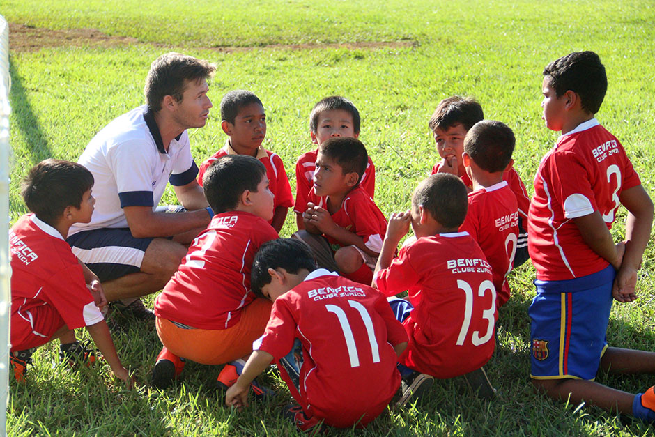 Escolinha de futebol ensina a arte dos campos gratuitamente em Bonito