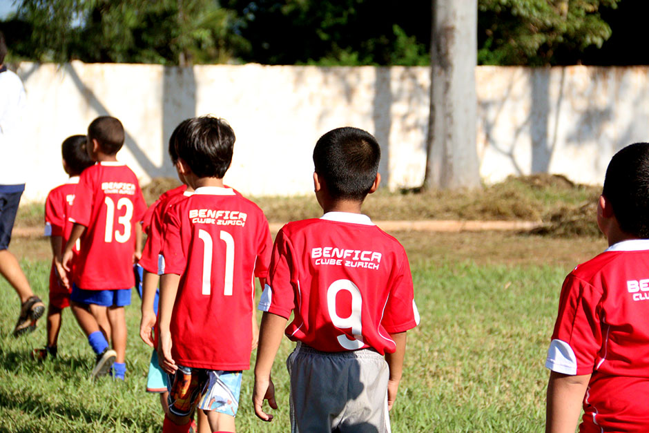 Escolinha de futebol ensina a arte dos campos gratuitamente em Bonito
