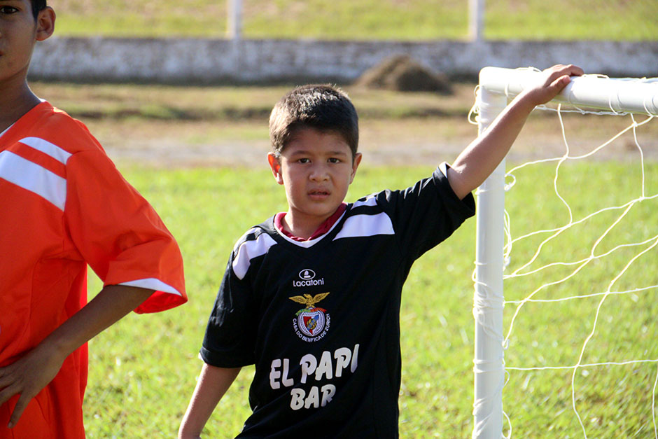 Escolinha de futebol ensina a arte dos campos gratuitamente em Bonito