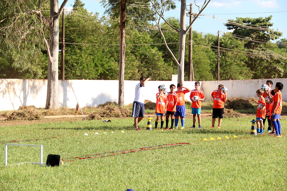 Escolinha de futebol ensina a arte dos campos gratuitamente em Bonito
