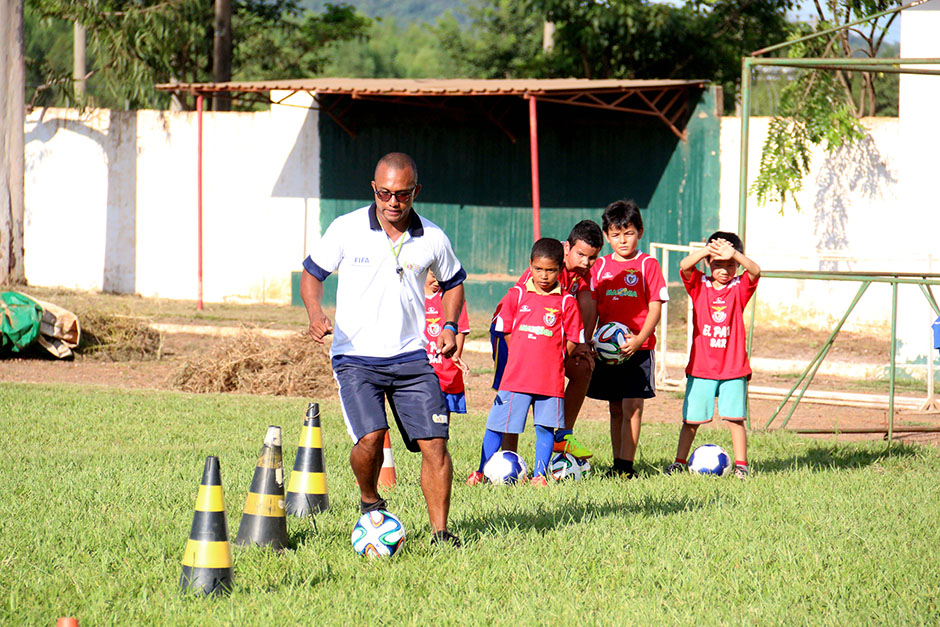 Escolinha de futebol ensina a arte dos campos gratuitamente em Bonito