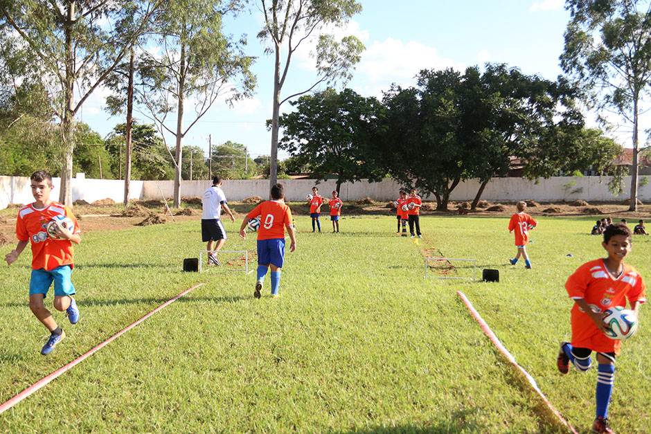 Escolinha de futebol ensina a arte dos campos gratuitamente em Bonito